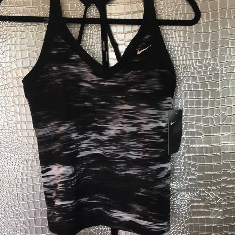 Nike sports top with Adjustable straps and built in bra Size sm
